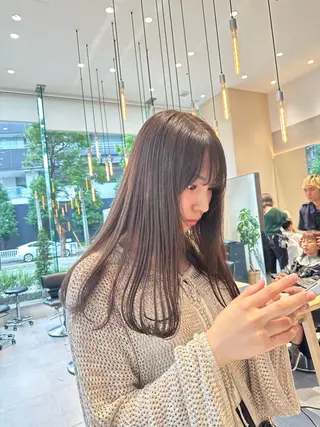 セミロング カラー ミオ💎ショート 透ける暗髪のヘアスタイル
