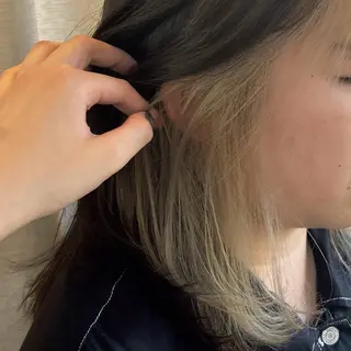 セミロング カラー PELEハイトーン shinobuのヘアスタイル