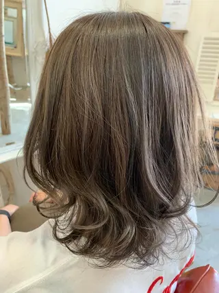 ミディアム カラー fio マナミのヘアスタイル