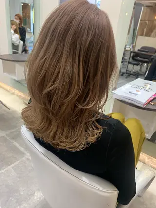 セミロング カラー 平 ちひろのヘアスタイル