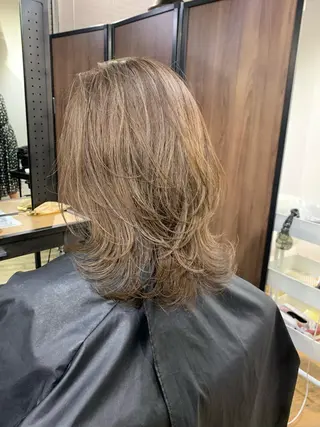 セミロング カラー ミルクティーベージュ ブリーチ 店長 清水のヘアスタイル