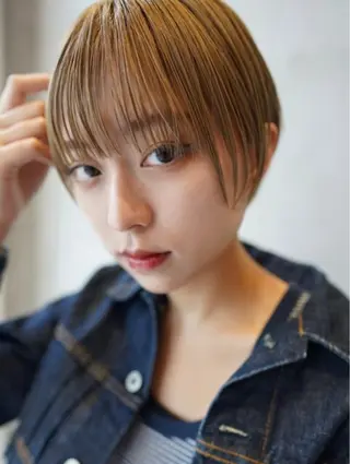 ショート カラー 圧倒的 毛流れ センターパートのヘアスタイル