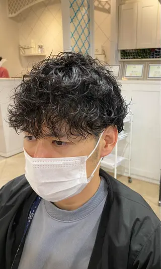 ショート パーマ メンズ 饒平名 知也のヘアスタイル