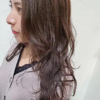 カラー ロング 谷 結奈のヘアスタイル
