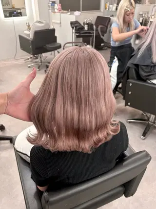 ミディアム カラー 大阪ケアブリーチ/ ミルクティーベージュのヘアスタイル