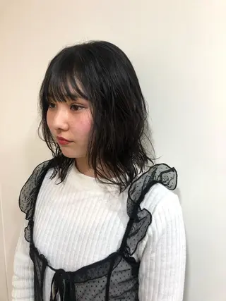 ミディアム パーマ MIOベージュカラー 柔らかいカラーのヘアスタイル