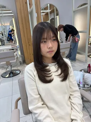 セミロング かなこ／重めレイヤー ／透明感カラーのヘアスタイル