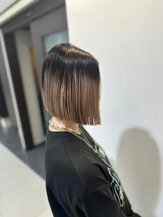 ミディアム レイヤー 艶々カラーのヘアスタイル