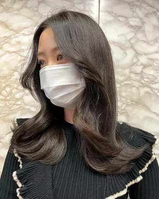 ミディアム カラー 🌟小顔レイヤー× 赤み消し透明感カラーのヘアスタイル