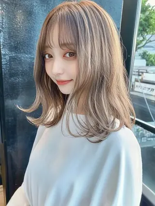 セミロング カラー 赤みなしオリーブ ハイトーン×レイヤーのヘアスタイル