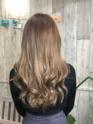 ロング カラー 吉野 瑳桜のヘアスタイル