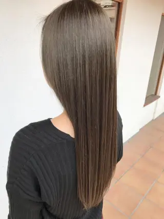 セミロング ＦＵＮＩＣ ファニックのヘアスタイル