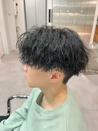 ショート パーマ メンズ ⚡メンズパーマフ ェードカットTomyのヘアスタイル
