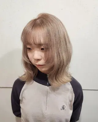 ミディアム カラー ツヤ髪✨縮毛矯正 ハイトーンカラーのヘアスタイル