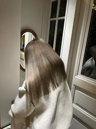 ロング ハイトーン/透明感 カラー/下出有沙のヘアスタイル