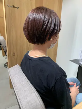 ショート カラー SAKINO． ベージュカラーのヘアスタイル