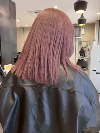 ロング 紅/透明感カラー /ハイトーン/カットのヘアスタイル