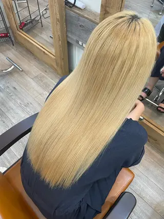 ロング KEIGO/ ベージュカラーのヘアスタイル