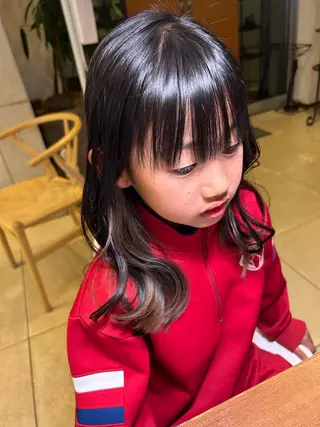 ミディアム カラー 丸山 莉世のヘアスタイル