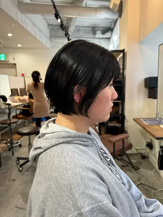 ショート まほ/レイヤーカット 🍒🤍透明感カラーのヘアスタイル