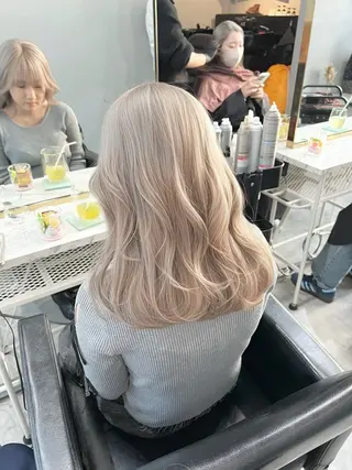 ミディアム カラー 🫧艶ダブルカラー ブリーチ🫧トモヤのヘアスタイル