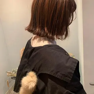 ミディアム SAKINO． ベージュカラーのヘアスタイル