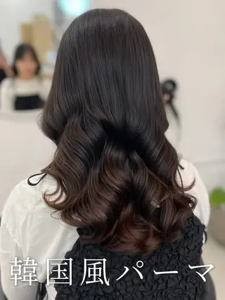 セミロング 波巻きウェーブ 韓国風パーマ 纐纈のヘアスタイル