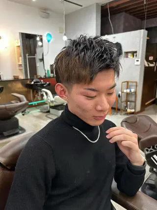 ショート カラー メンズ フェードとパーマ特化 小池 魔裟斗のヘアスタイル