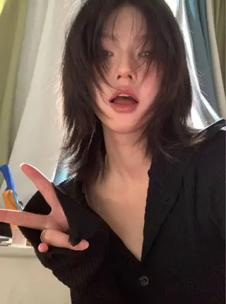 ミディアム YUUKI/ウルフ .ハイレイヤーのヘアスタイル