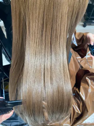 ロング deseo 透明色艶カラーツバサのヘアスタイル