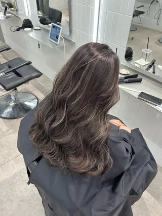 ロング ハイトーン デザインカラーのヘアスタイル