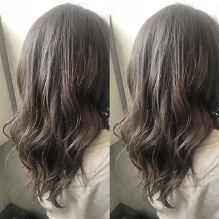 セミロング カラー 小栗 麻衣のヘアスタイル