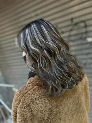 ミディアム 🩵垢抜け確定🩵 ハイトーン特化🩵のヘアスタイル