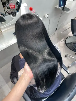 ロング ハイトーン デザインカラーのヘアスタイル
