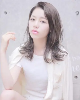 セミロング カラー 及川 光のヘアスタイル