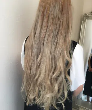 ロング カラー ヘアアレンジ IVY villa Suzu.のヘアスタイル