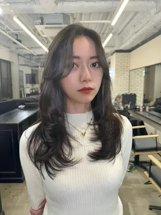 セミロング カラー 🌟小顔レイヤー× 赤み消し透明感カラーのヘアスタイル