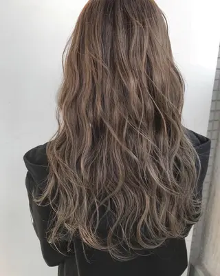 ロング 伊藤 裕治のヘアスタイル