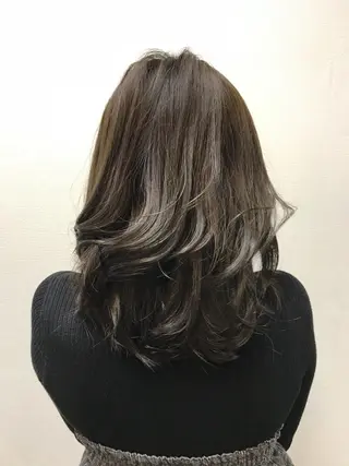セミロング カラー 吉森 満俊のヘアスタイル