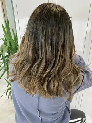 ミディアム カラー 宮永 智香のヘアスタイル