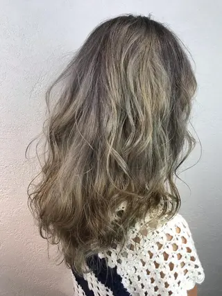セミロング カラー デザインカラー🌈 高木リョウのヘアスタイル