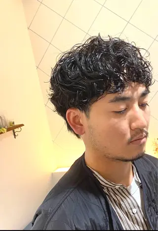 ショート パーマ メンズ 饒平名 知也のヘアスタイル