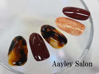 ミディアム カラー ネイル Aayley アイリ―サロンのネイルデザイン