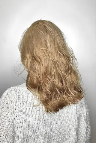 セミロング カラー ヘアアレンジ 🌟小顔レイヤー× 赤み消し透明感カラーのヘアスタイル