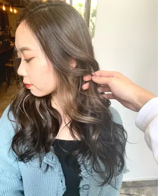 セミロング カラー ヘアアレンジ 🌟小顔レイヤー× 赤み消し透明感カラーのヘアスタイル
