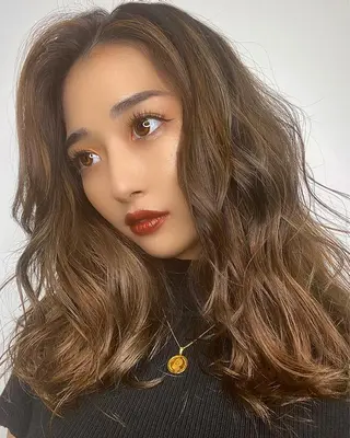 セミロング カラー 🌟小顔レイヤー× 赤み消し透明感カラーのヘアスタイル