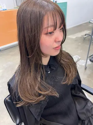 ミディアム カラー 💓パーマ，💗 レイヤーカットのヘアスタイル