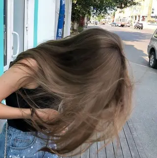 セミロング カラー 縮毛矯正をしている人 のためのカラーのヘアスタイル