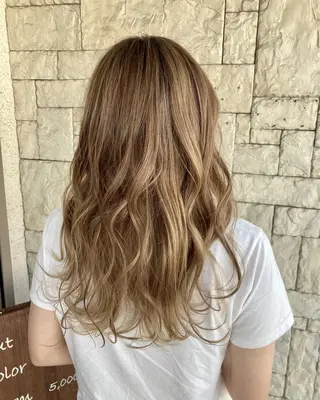 カラー 井上 歩美のヘアスタイル