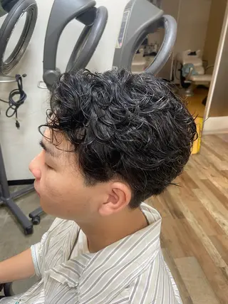 パーマ メンズ イツキ🌕デザインカ ラー🥨髪質改善🫧のヘアスタイル